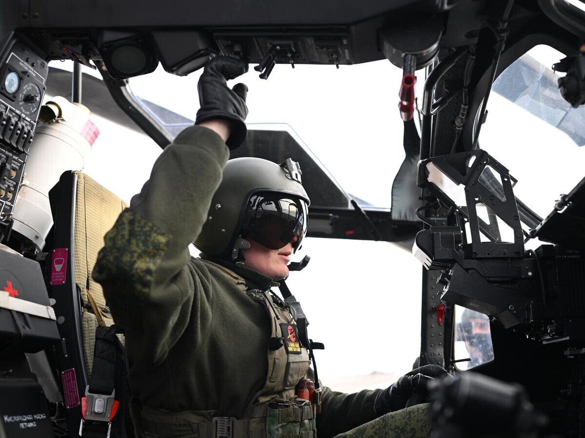    Пилот разведывательно-ударного вертолета Ка-52 в зоне СВО© РИА Новости / Алексей Майшев