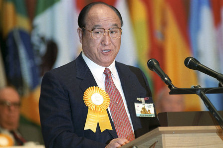 Сан-Мен Муна выступает в апреле 1990 года в Москве на 11-м Конгрессе Всемирной Ассоциации средств массовой информации.