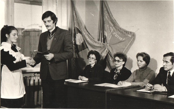 Фото Яндекс картинки. Вступление в комсомол.