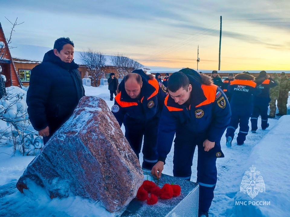    Почтили память вынужденных переселенцев. Фото: МЧС России по РС (Я).