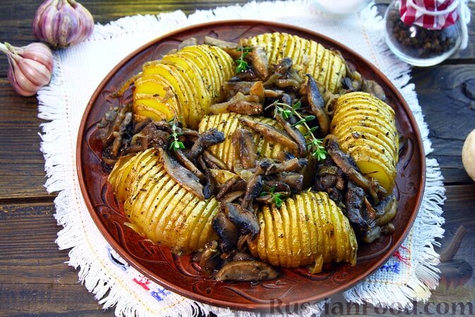 картофель, шампиньоны, лук репчатый, масло сливочное, чеснок, соль, перец чёрный молотый, травы пряные