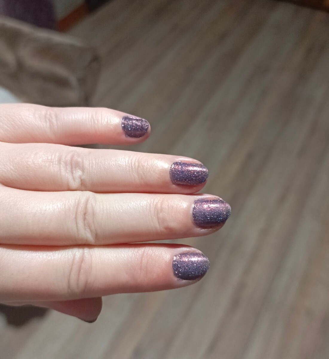 Маникюр конечно не чистый ,так тяп ляп ,ради эксперимента, посмотреть,как будет держатся для начала .