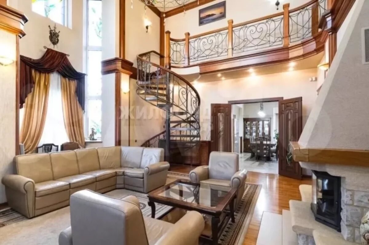    Роскошный коттедж с кинотеатром продают за 22,5 млн в Новосибирске