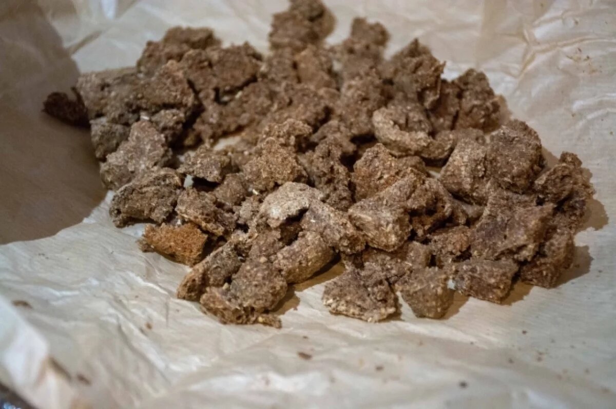    В Искитиме испекли и раздавали блокадный хлеб по историческому рецепту