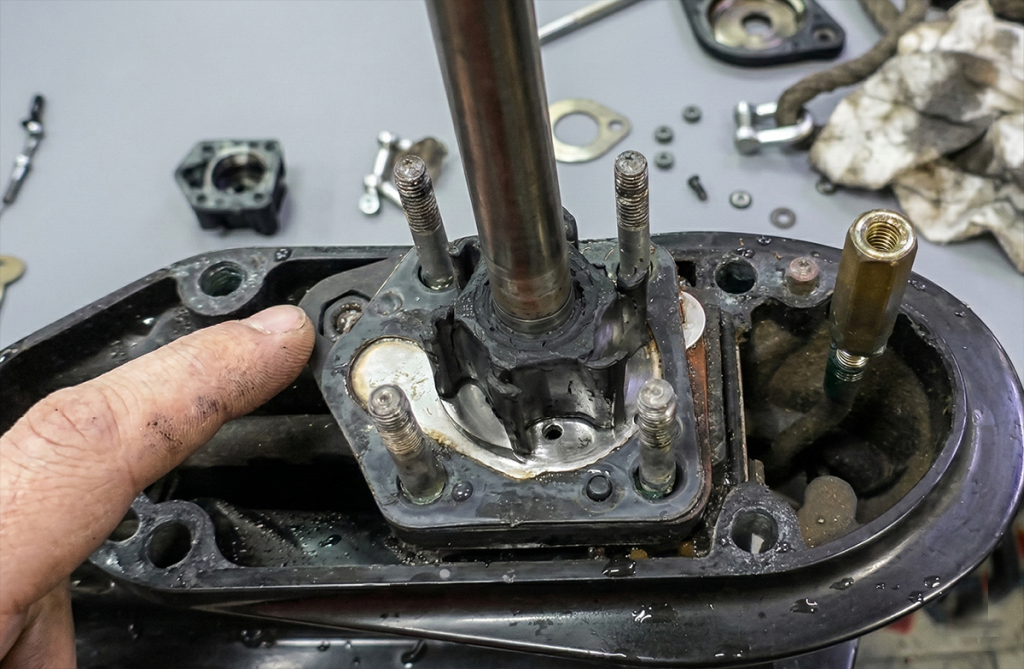 Последствия запуска лодочного мотора в ведре, где воды было налито по уровень антикавитационной плиты: крыльчатка разрушилась, пострадала и обойма, перекрыт канал подачи воды. 