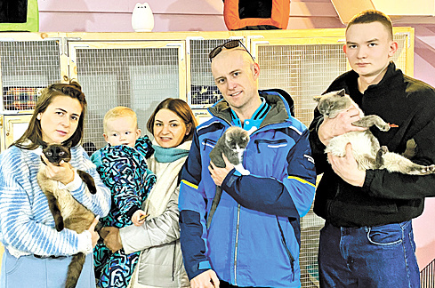    Архив Ксении Курочкиной. Благодаря Ксении Курочкиной (крайняя слева), более ста беспризорных кошек и собак обрели свой дом