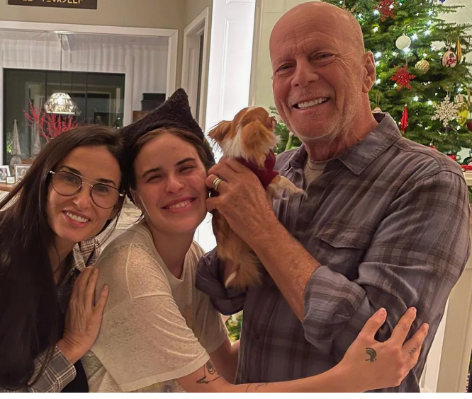 Тоже Таллула, с родителями. Узнали?