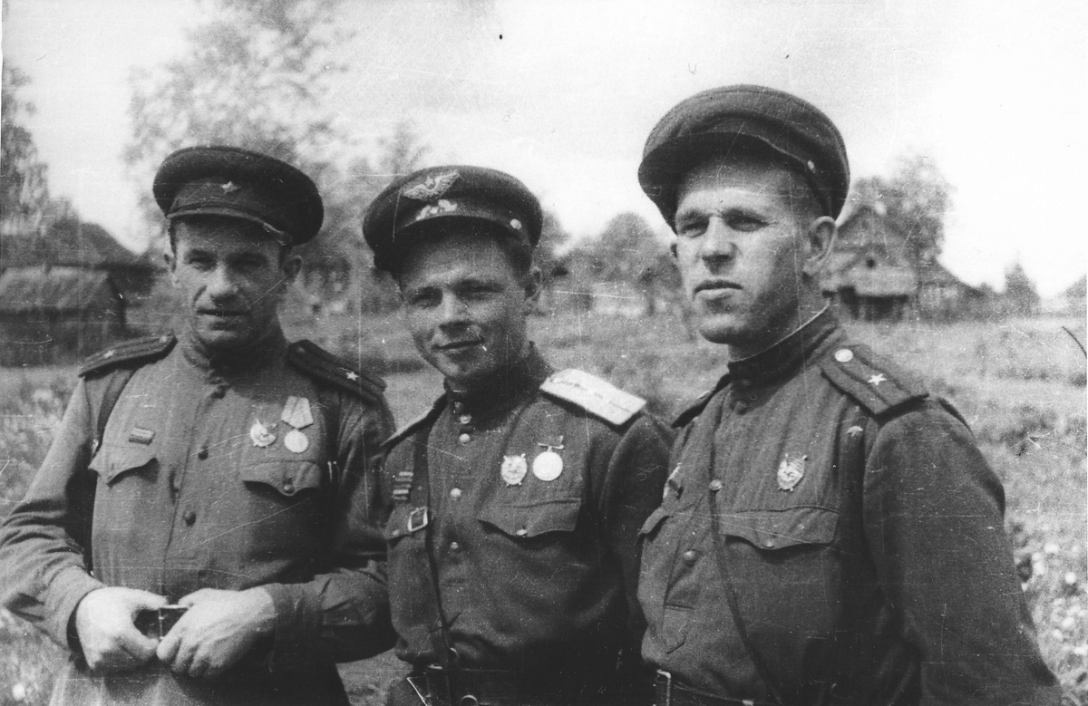 Слева направо: Цинченко Л.В. - ком. 8-й ЛПБ, Клочков В.Н. - нач. штаба 1-го полка 2-й ЛПБ, Афанасьев Н.И. - ком. 1-го полка 2-й ЛПБ. Фото ЦГАИПД СПБ Ф.116-л Оп.16 Д.2727