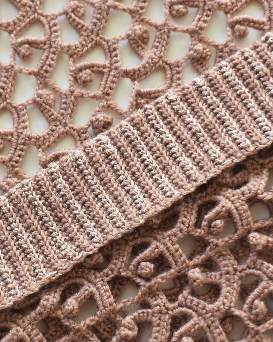 Пример резинки, связанной соединительными столбиками с накидом за заднюю стенку