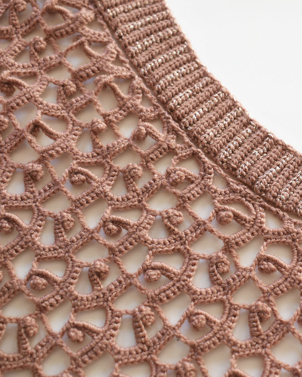 Так резинка смотрится по краю проймы. На фото резинка еще не пришита к полотну