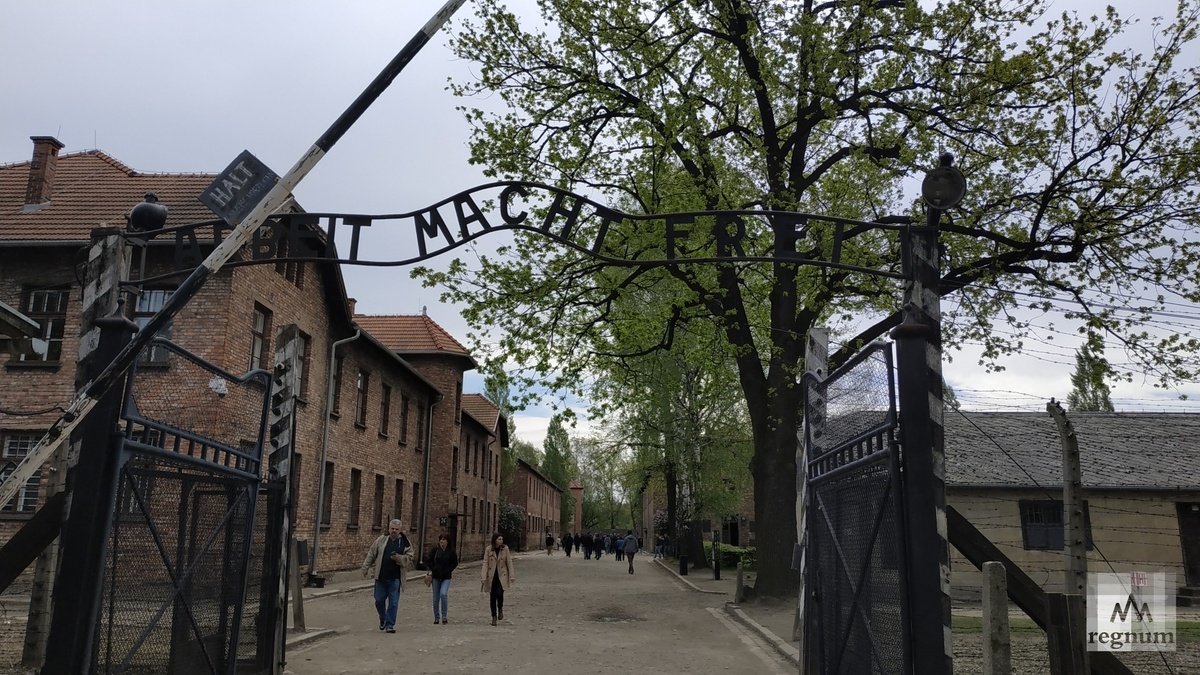    Вход в Освенцим / Источник: Ирина Бухтиярова © ИА REGNUM