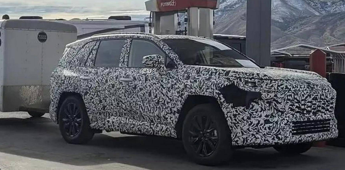Новый кроссовер в камуфляже на ходовых испытаниях