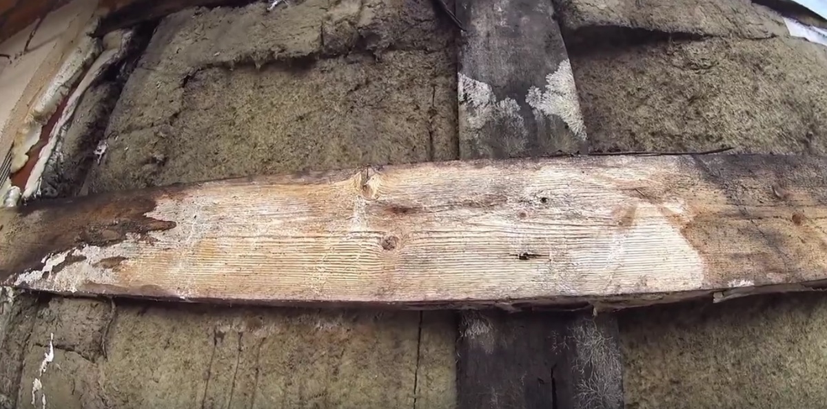 Гниение утеплителя и деревянного каркаса, фото из Интернета