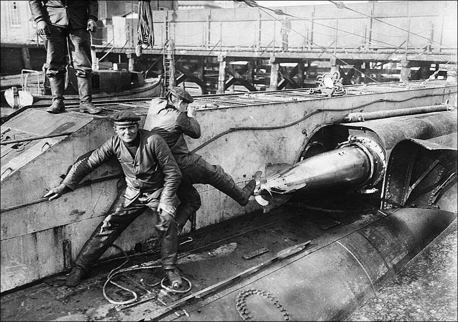 Германские моряки заряжают торпедный аппарат