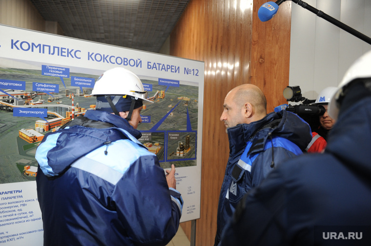 Жога осмотрел комплекс коксовых батарей и доменную печь. Фото: Вадим Ахметов © URA.RU