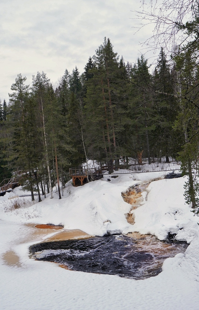 Первое, что открывается взгляду, это самый большой мраморный карьер. Очень красивые скалы в сочетании с озером изумрудного цвета – очень сильно впечатляет данная гамма цветов. 