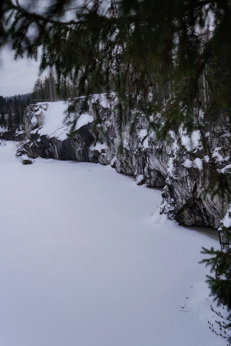 Горный парк Рускеала, расположен вблизи одноимённого поселка около 30 км к северу от Сортавалы. Здесь  находится объект культурного наследия и памятник истории — заполненный грунтовыми водами бывший мраморный карьер. Протяжённость карьера с севера на юг составляе плорядкат 460 метров, ширина — около 100 метров. Расстояние от самой верхней точки борта карьера до его дна — свыше 50 метров.