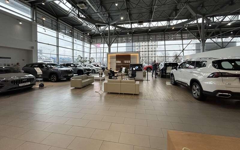    Машины на периферии, а клиенты – в центре зала.