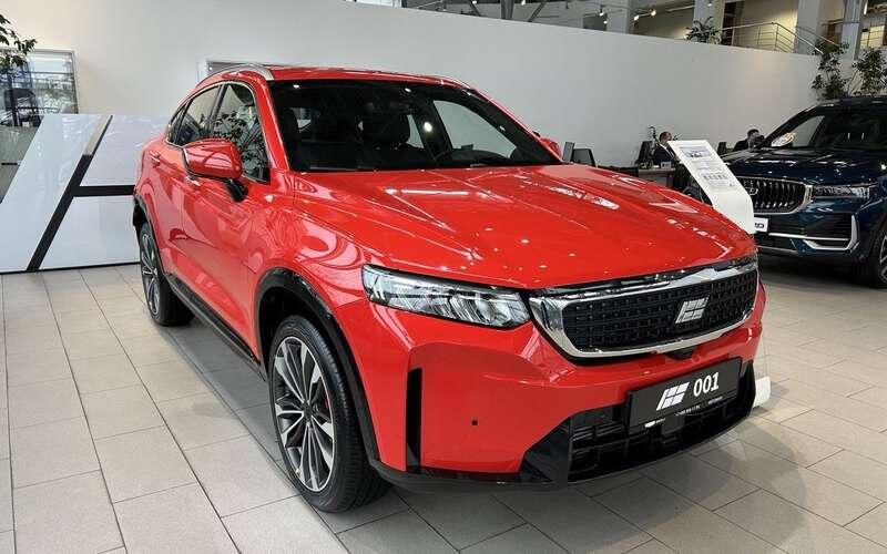    Knewstar 001 (в прошлой жизни Geely Tugella) теперь стоит среди разномастных Geely – отдельных шоу-румов у нового бренда нет.