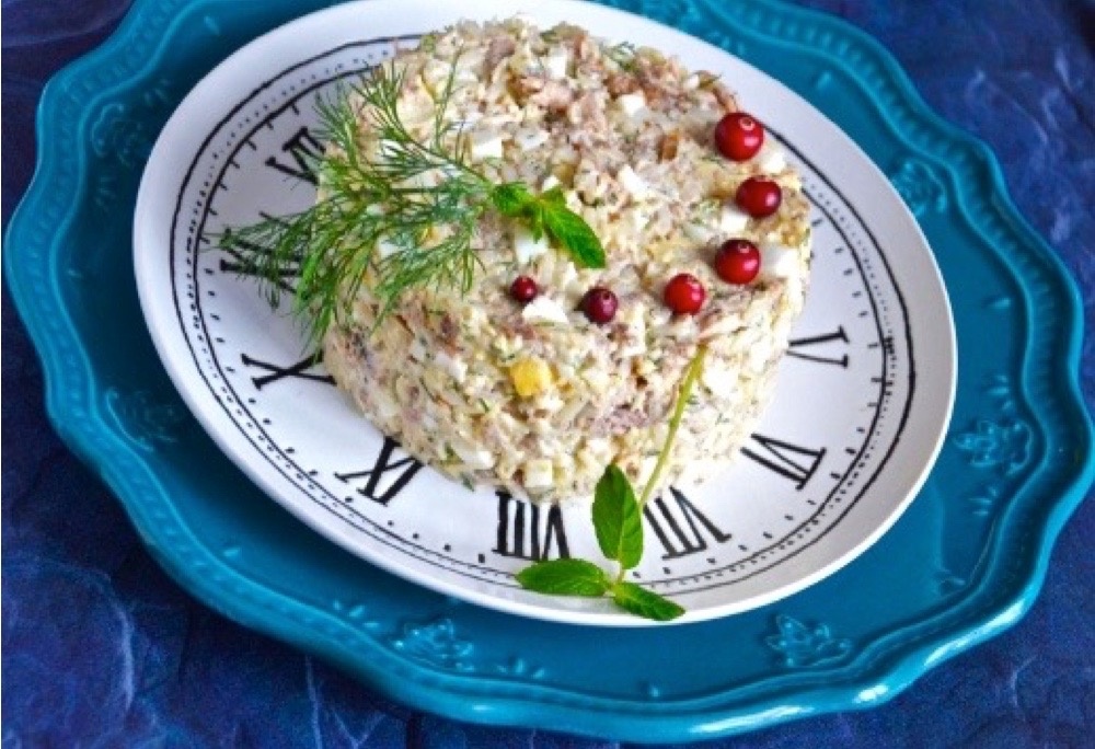 Салат из путассу с рисом и овощами.