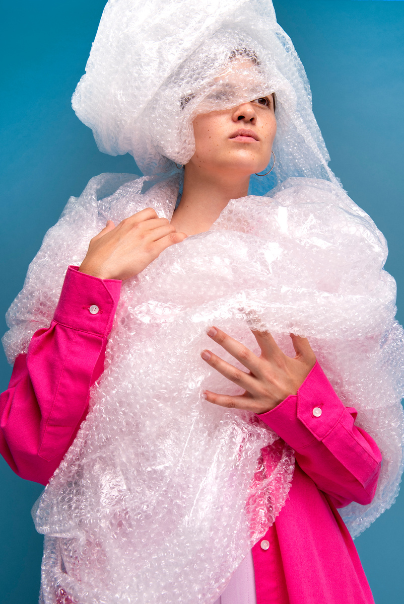 <a href="https://ru.freepik.com/free-photo/front-view-woman-posing-with-bubble-wrap_32073645.htm#fromView=search&page=1&position=15&uuid=4c72af31-3bce-41ac-99d6-d790e41d2f8b&query=%D0%9F%D1%83%D0%B7%D1%8B%D1%80%D1%87%D0%B0%D1%82%D0%B0%D1%8F+%D0%BF%D0%BB%D0%B5%D0%BD%D0%BA%D0%B0">Изображение от freepik</a>