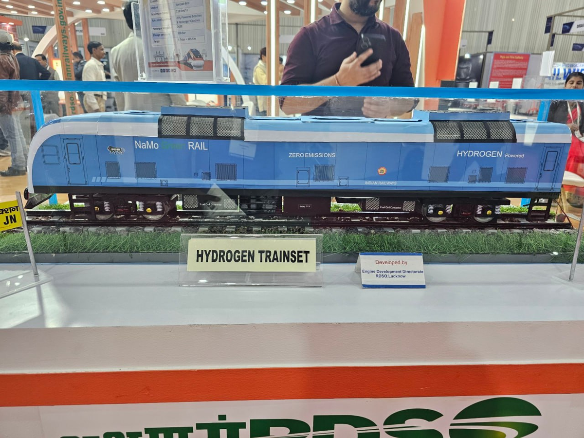 Макет первого индийского водородного поезда, представленный на выставке Inno Rail India. Источник: Trains of India/X