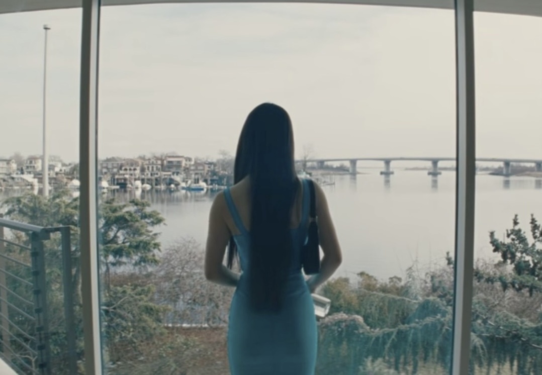 Кадр из фильма «Анора». Героиня осознает, что сказке Золушка не суждено сбыться.