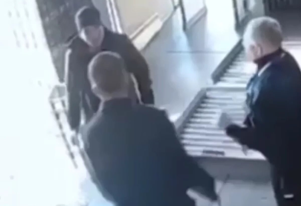    Пьяный мужчина выбил окно в аэропорту Камчатки, сбегая от полицейских