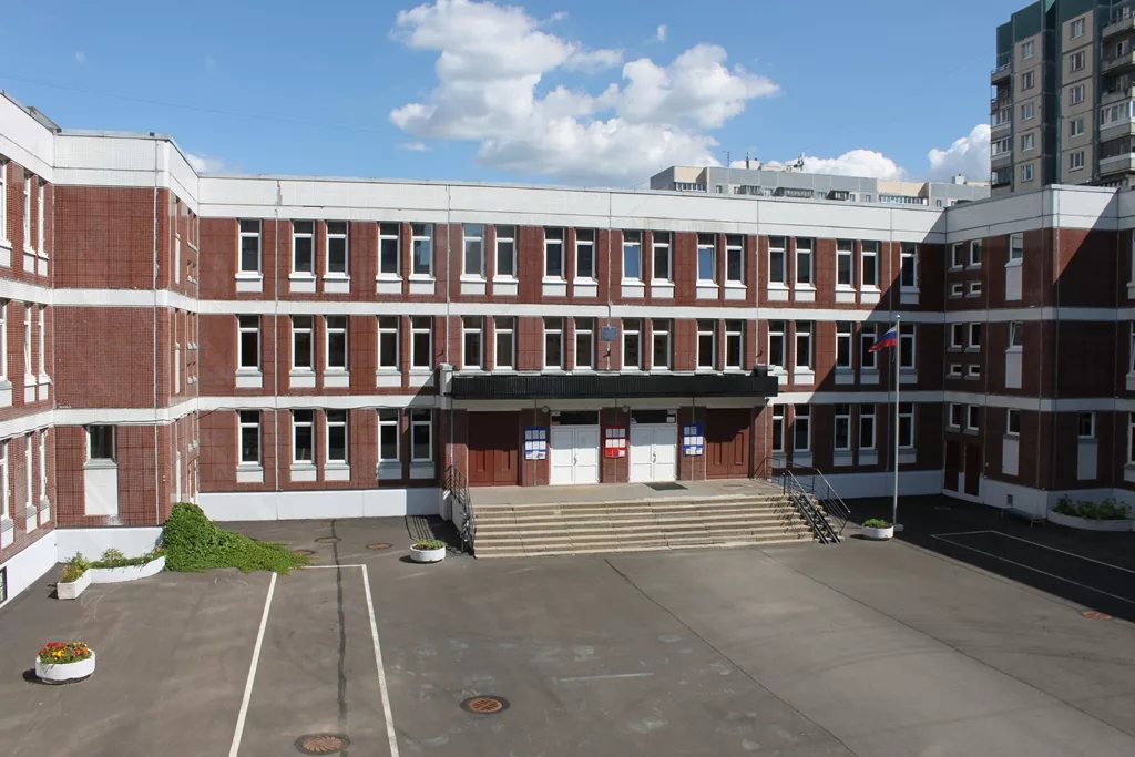 На фото школа № 583 г. Санкт Петербург