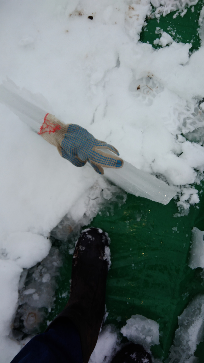 Куски льда на тенте