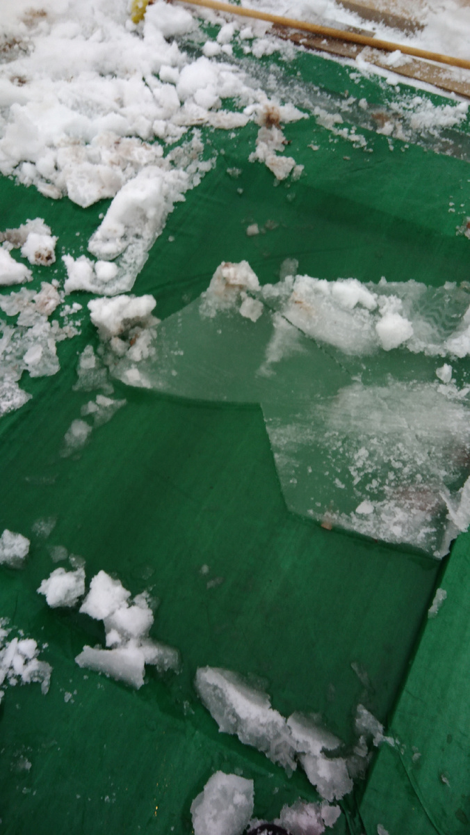 Куски льда на тенте