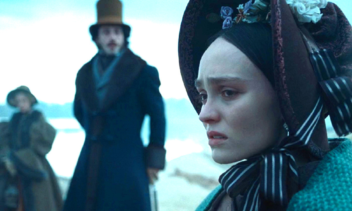 Готовьтесь: все 132 минуты Лили-Роуз Депп будет играть только в таком образе. Причем здесь её героиня ещё в более-менее спокойных чувствах. 