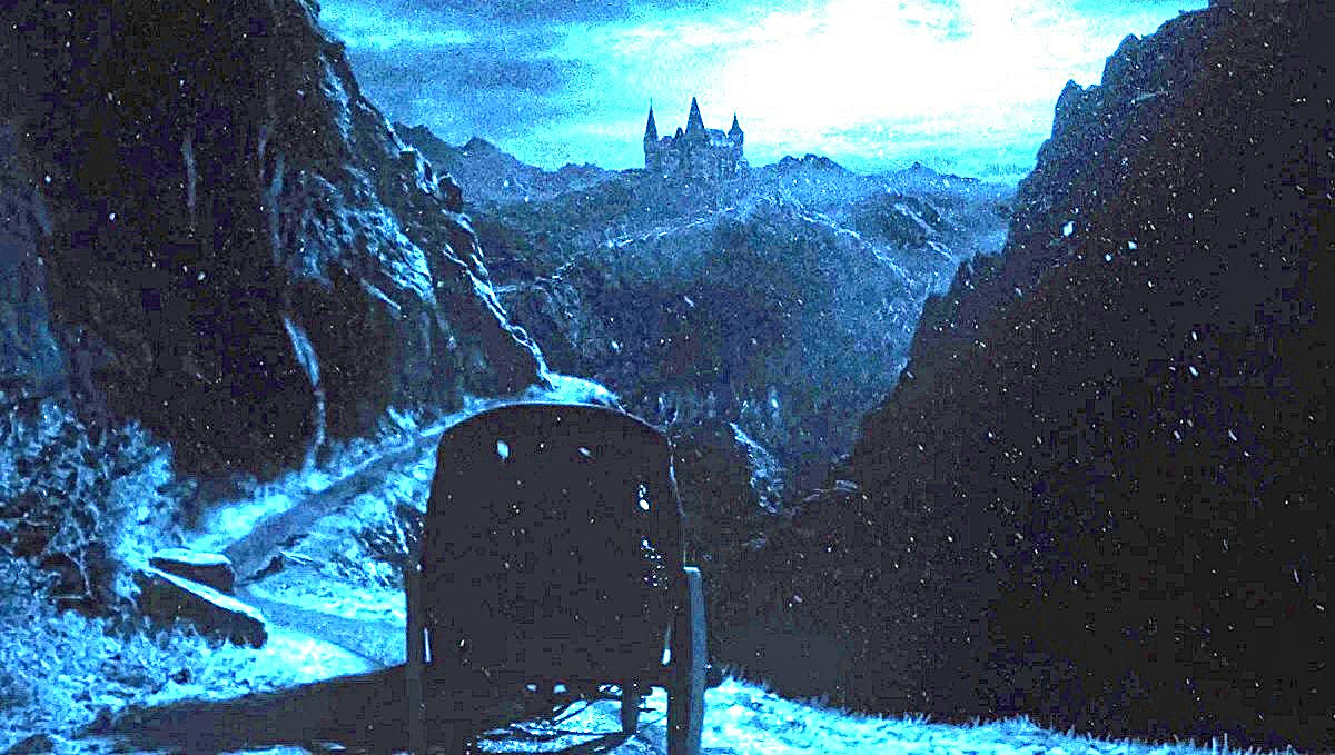 Немецкая практичность: в отличие от Дракулы, граф Орлок живёт неподалеку от своих будущих жертв: в горах, окружающих Богемию. Вопрос лишь в том, по какому морю оттуда везли его саркофаг в соседнюю Германию.