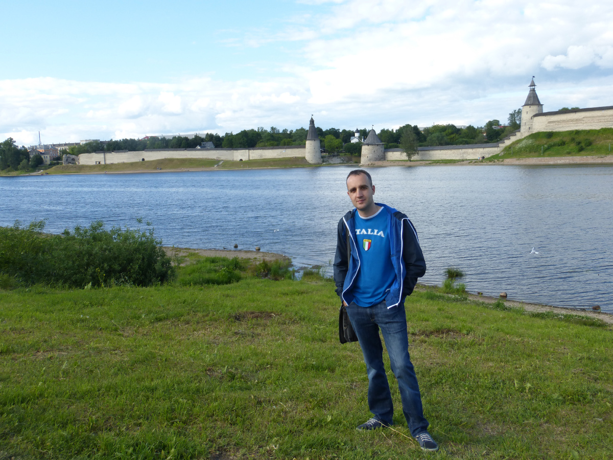 С 90-х, помимо нашей сборной России по футболу, всегда болел за итальянскую команду. Фото из Пскова 2015.