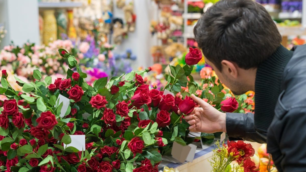 парень и цветы