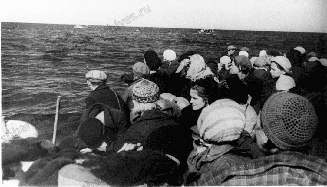 Эвакуация ленинградцев по Ладожскому озеру. 1942 год. Фото Центрального госархива кинофотофонодокументов Санкт-Петербурга.