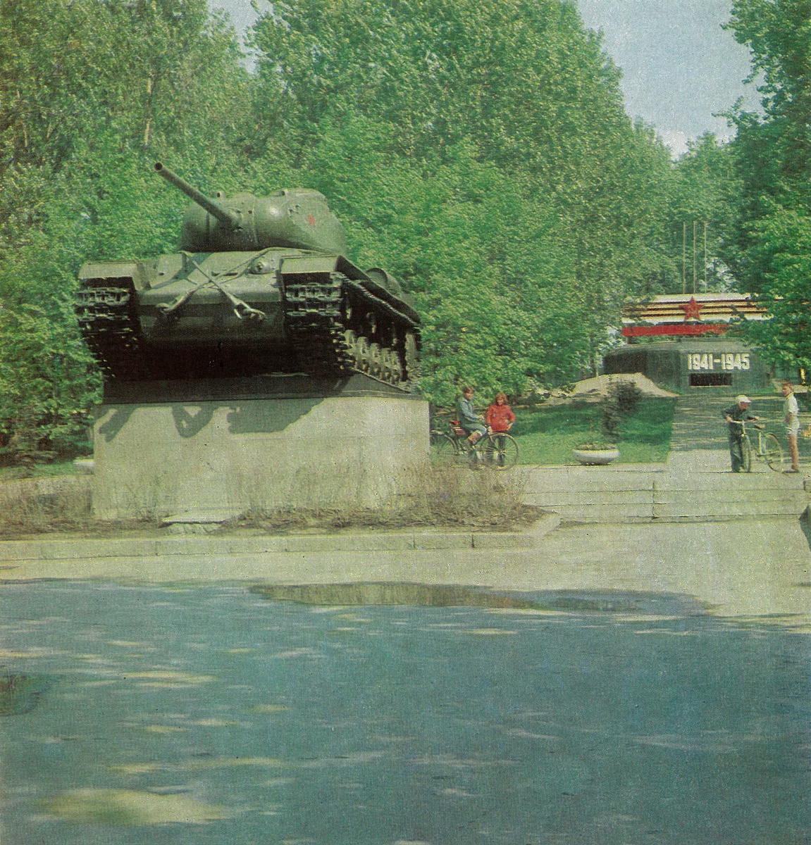 Памятник на проспекте Стачек
Автор проекта архитектор В.А.Каменский, (1950 г.)
—
Ю.А.Дужников, Альбом «Зелёный пояс Славы», 1978 