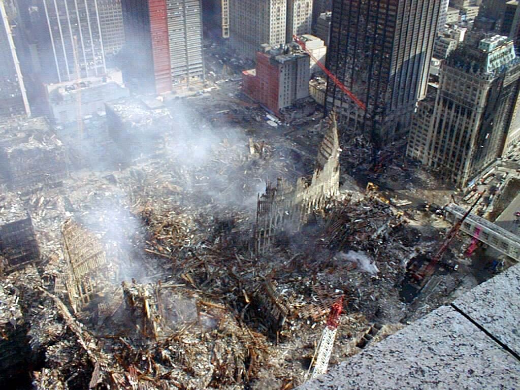 Руины зданий ВТЦ после 11 сентября 2001 года

