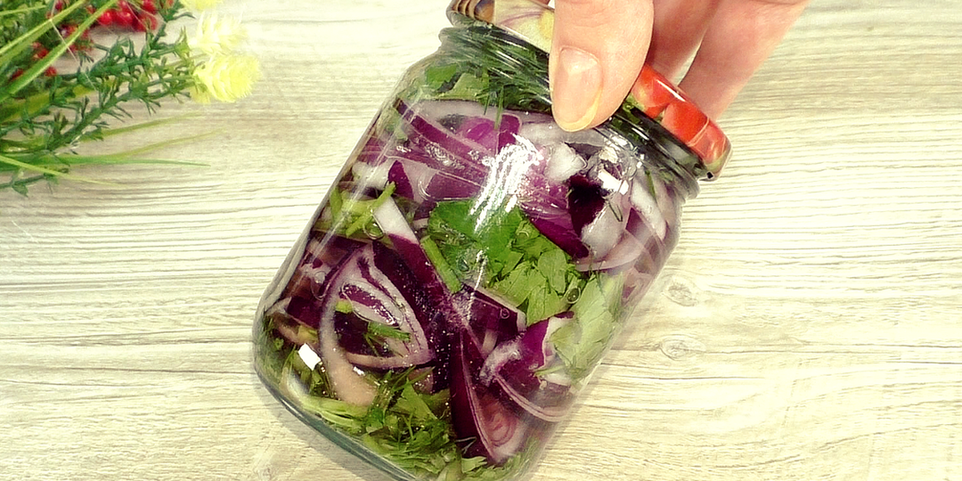 Маринованный лук: рецепты и к рыбе, и к мясу, но мы его просто с хлебом съедаем. Сразу три способа, и мне нравятся все три