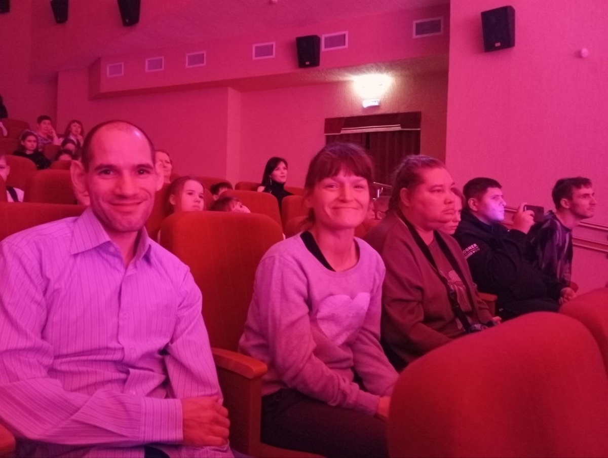 Какой же Новый год без волшебства и сказки? Непредсказуемый сюжет, бесподобная игра актеров, борьба добра со злом - именно в такую атмосферу окунулись наши ребята, посетив спектакль «Похитители чудес» "Центр культуры и досуга "Вернисаж"/п. Винзили. В зале царила особая магия: затаив дыхание, зрители следили за каждым поворотом сюжета. На сцене разгорелись жаркие баталии между смелыми героями и коварными злодеями, в которых доброта и мужество находили способ преодолеть самые непредвиденные препятствия. Звуки музыки переплетались с оглушительными аплодисментами, а искренние улыбки актеров заряжали зрителей позитивом и надеждой. 
