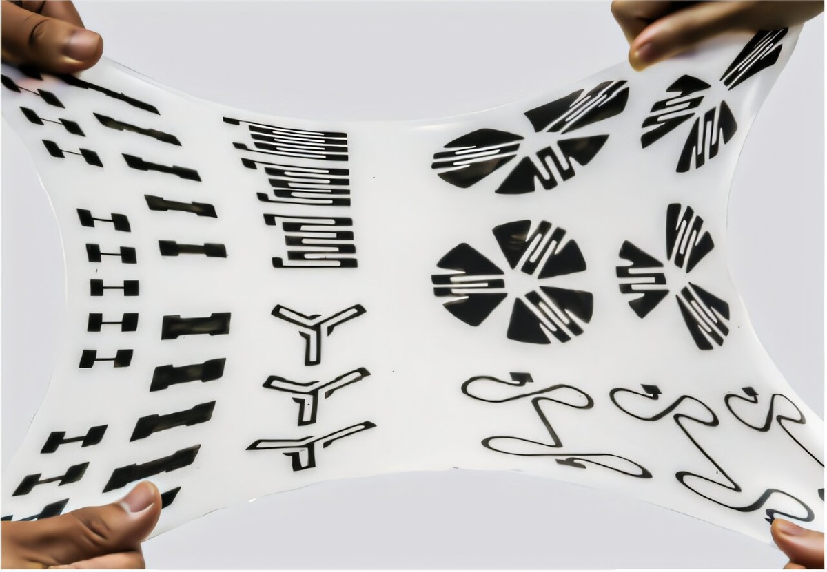 Мягкие датчики, помещенные в эластомер формата А4.    
 Источник: Rongzhou Lin  📷
