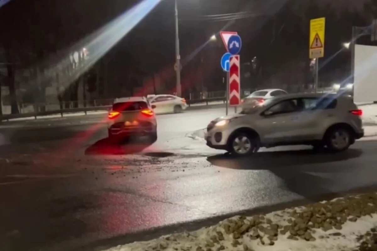    В Ярославле на въезде Октябрьского моста образовалась яма