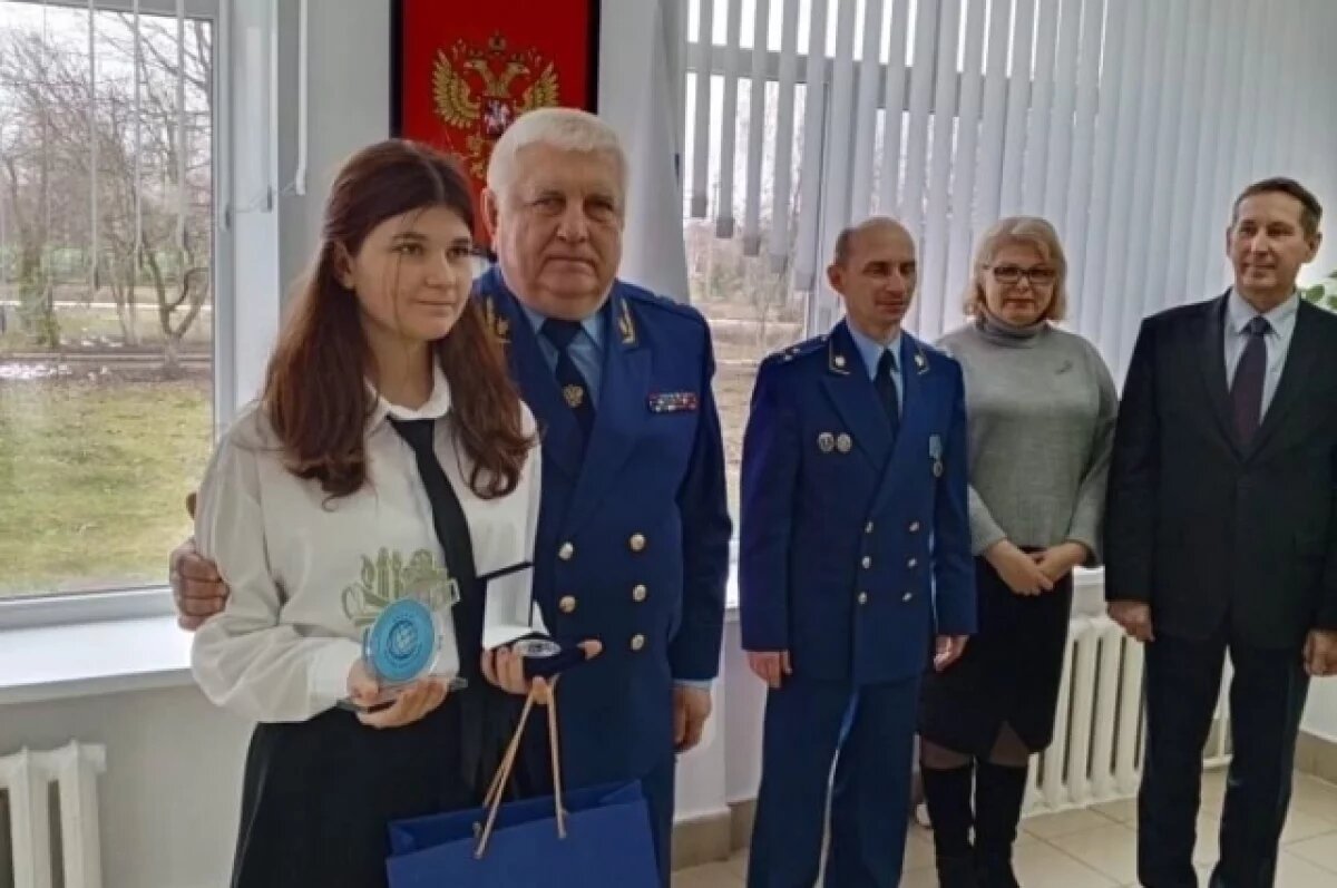    В Брянской области юную художницу наградили за борьбу с коррупцией