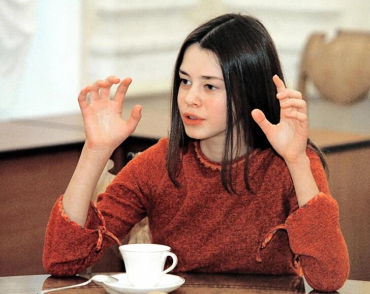 Саша впервые появилась на сцене в спектаклях «Охота на носорогов» и «Гамбринус», а роль Кати Татариновой должна была стать ее полноценным дебютом