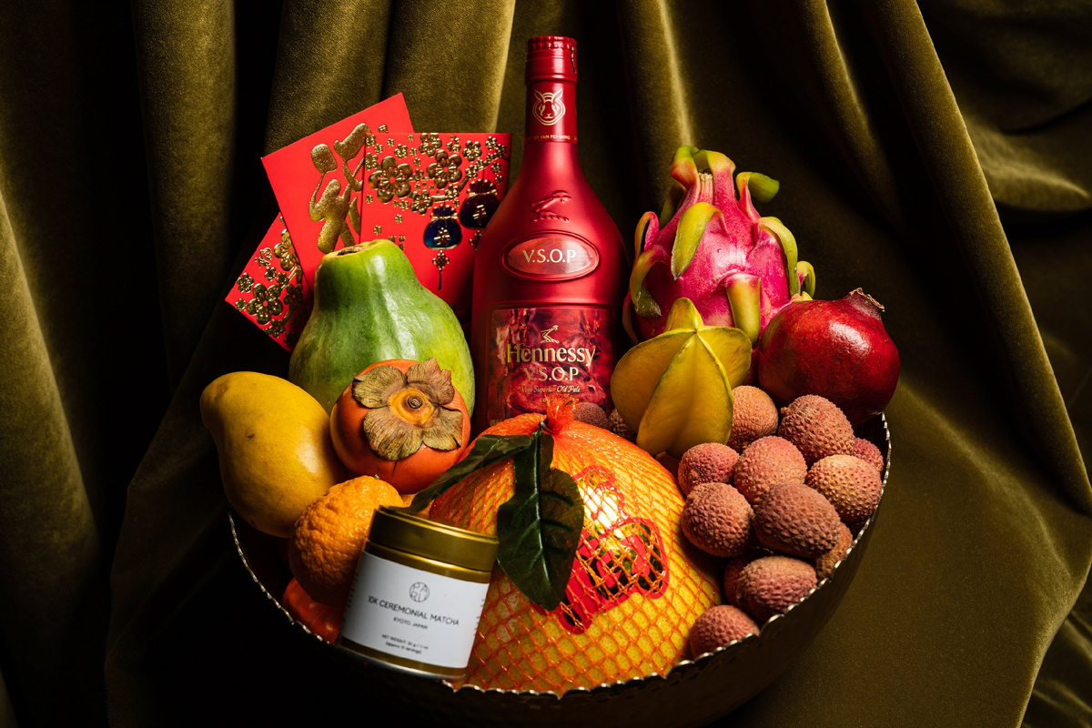 Фрукты и алкоголь - вариант подарка для старшего поколения