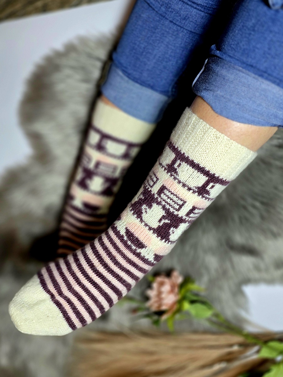 Хорошо, что у Дзена теперь есть Премиум. Там вы можете найти схему узора кофейных носков