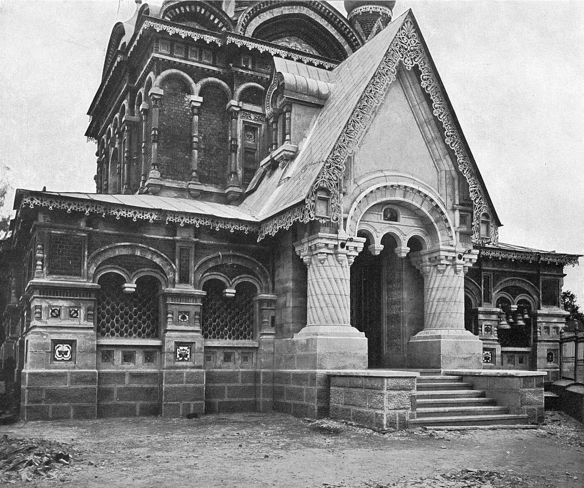 Церковь Иоанна Богослова, стеклоблоки Фальконье хорошо видны на двух окнах слева. Фото: с pastvu.com, источник: журнал «Зодчий», 1905 г.