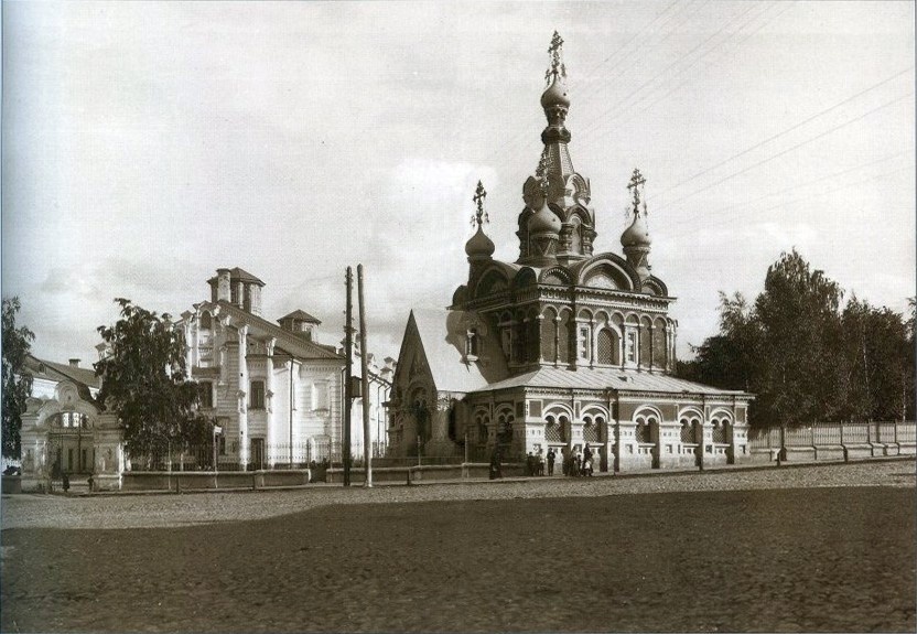 Слева приют Кутайсовой (здание сохранилось), справа церковь Иоанна Богослова. Начало XX века. Фото: с pastvu.com, источник фото: sobory.ru и ekskursiyann.ru