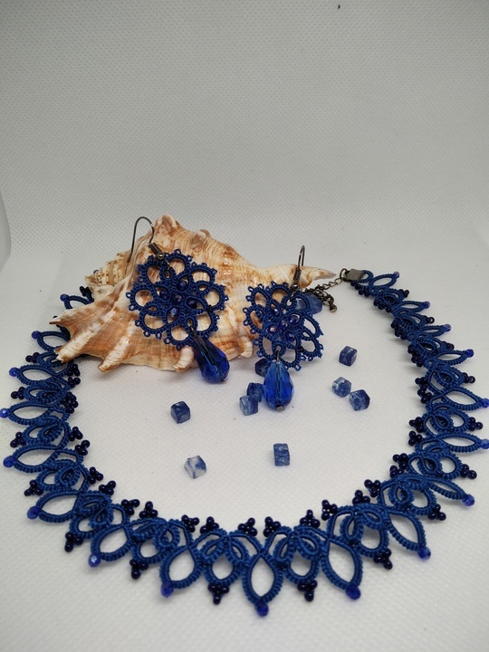 Старинная техника французского кружева фриволите, с использованием чешского бисера и стеклянных граненных бусин. 