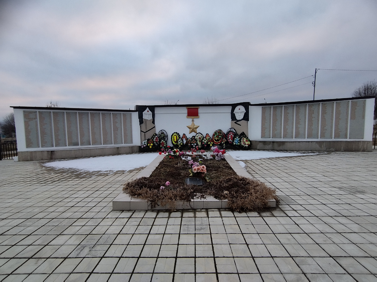 Братская могила находится в верхнем парке Псебая. В памятные даты жители приходят сюда почтить память героев.